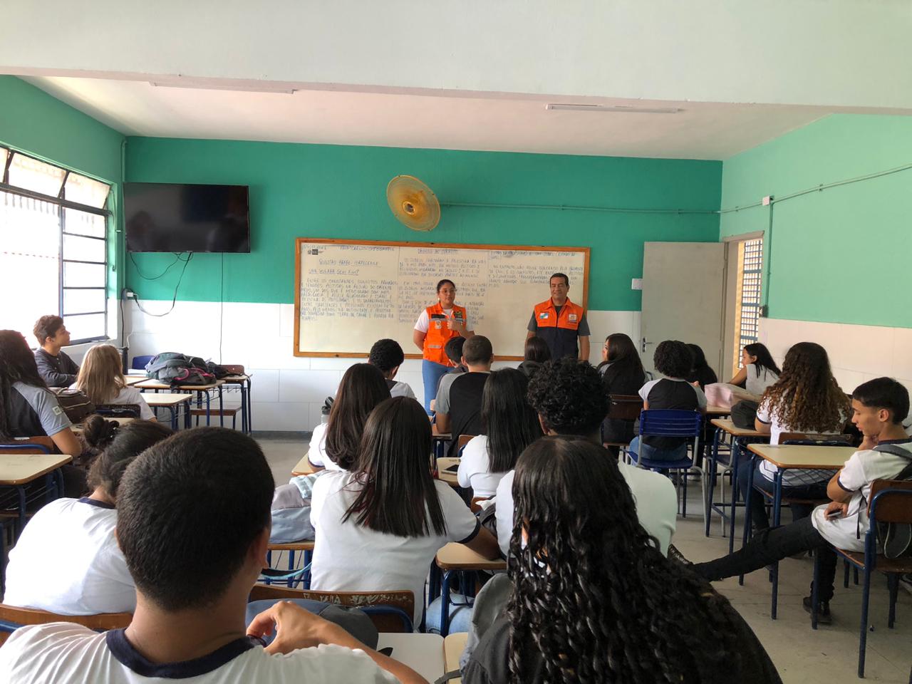 DEFESA CIVIL REALIZA TREINAMENTO COM ALUNOS DE XERÉM