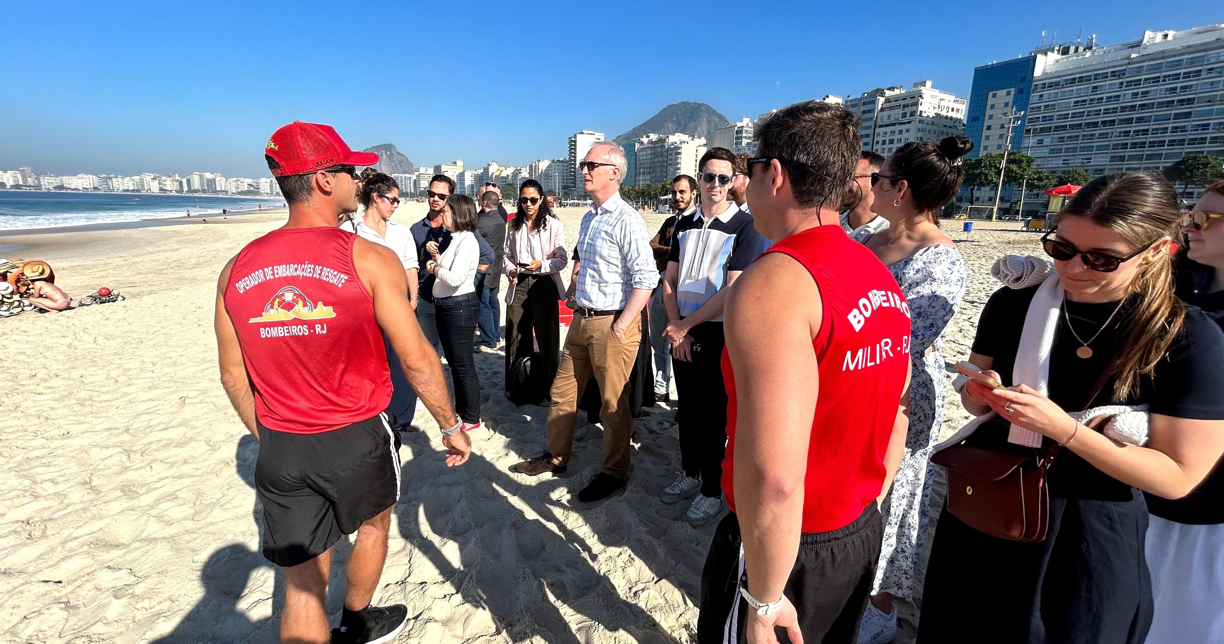 Grupamento Marítimo do CBMERJ recebe visita da Comitiva do Palácio de Kensington em Copacabana